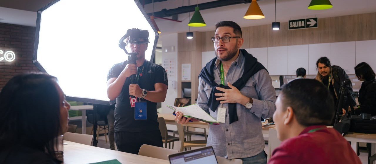 Carlos Díaz Chacón dirigiendo una grabación en set